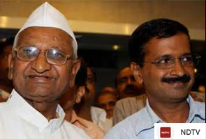Anna Hazare Arvind Kejriwal in apolitical forum