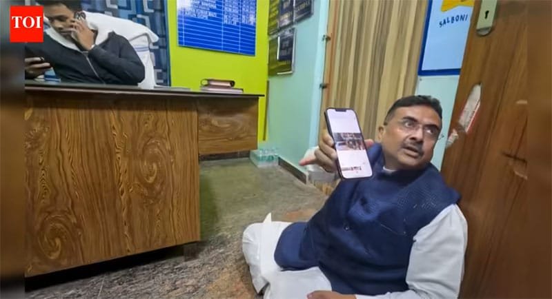 Suvednu in a sit-in protest in Chdrakona Road Police Station