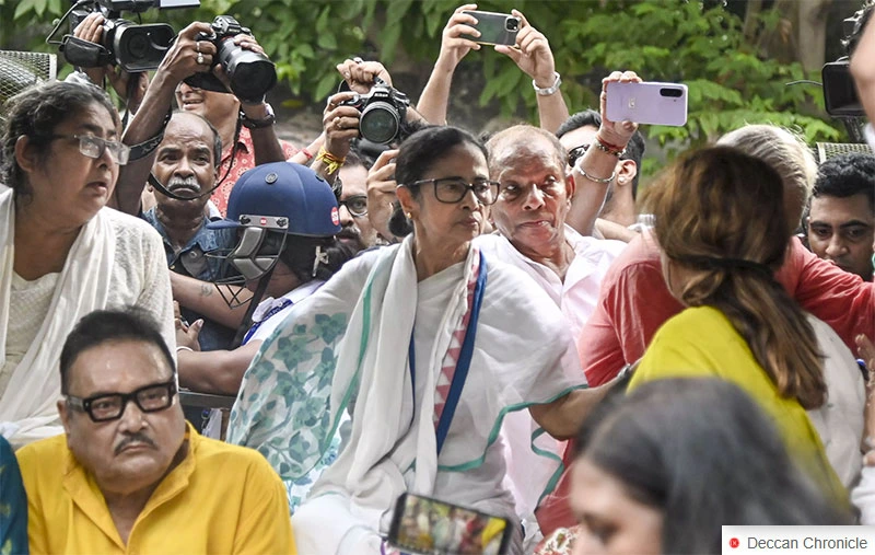 sit-in-protest of Mamata Banerjee in Y-Chanel on May 02