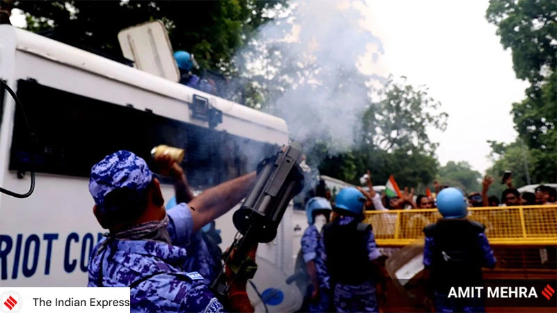 Delhi Police Excess on Protesters, police use lathis and tear gas to stop march
